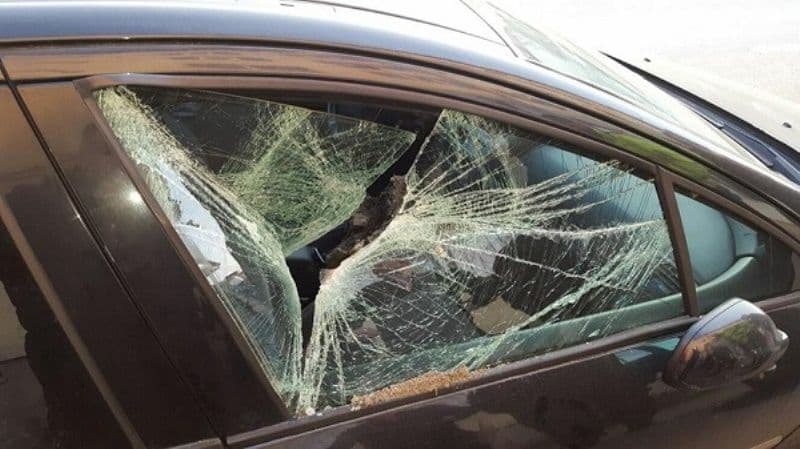 Tânăr reținut pentru că ar fi distrus 16 autoturisme parcate în Botoșani