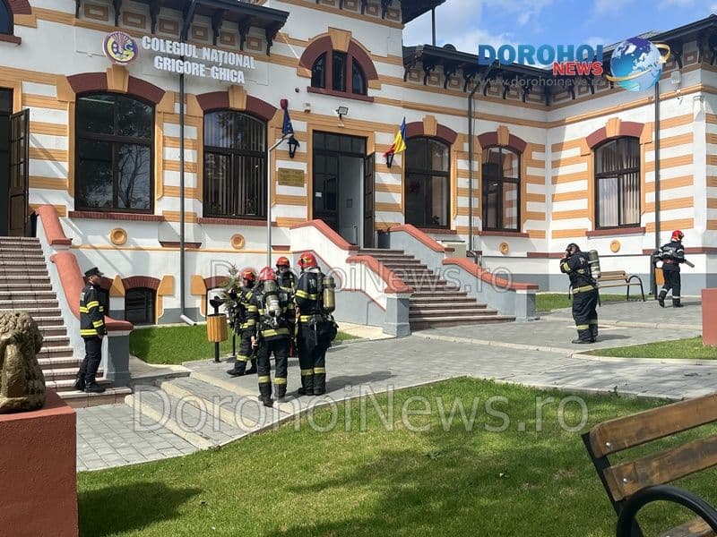 Cutremur urmat de un incendiu la Colegiul Național „Grigore Ghica” Dorohoi! Exercițiu al pompierilor dorohoieni - FOTO