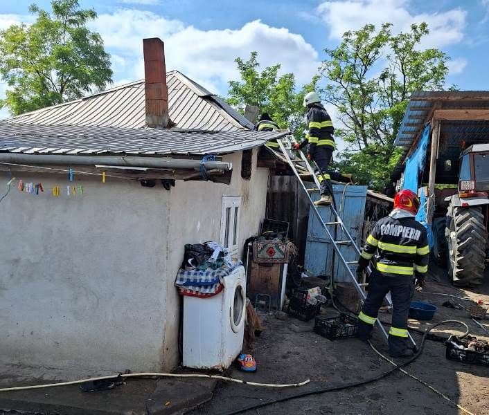 Un incendiu a cuprins acoperișul și bunurile din podul unei case. Pompierii au intervenit - FOTO