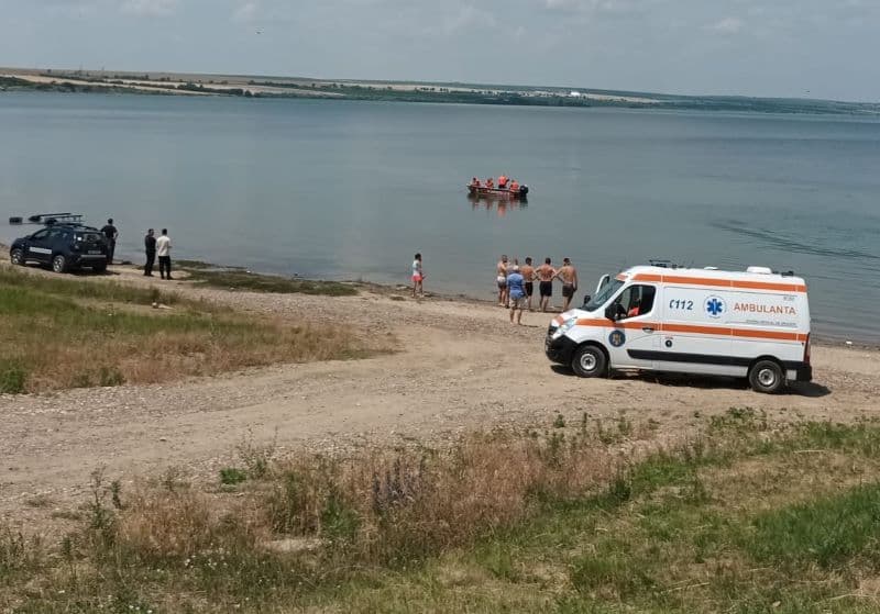 Acțiune cu final tragic! Pompierii l-au găsit decedat pe bărbat dispărut în Lacul de acumulare Stânca-Costești