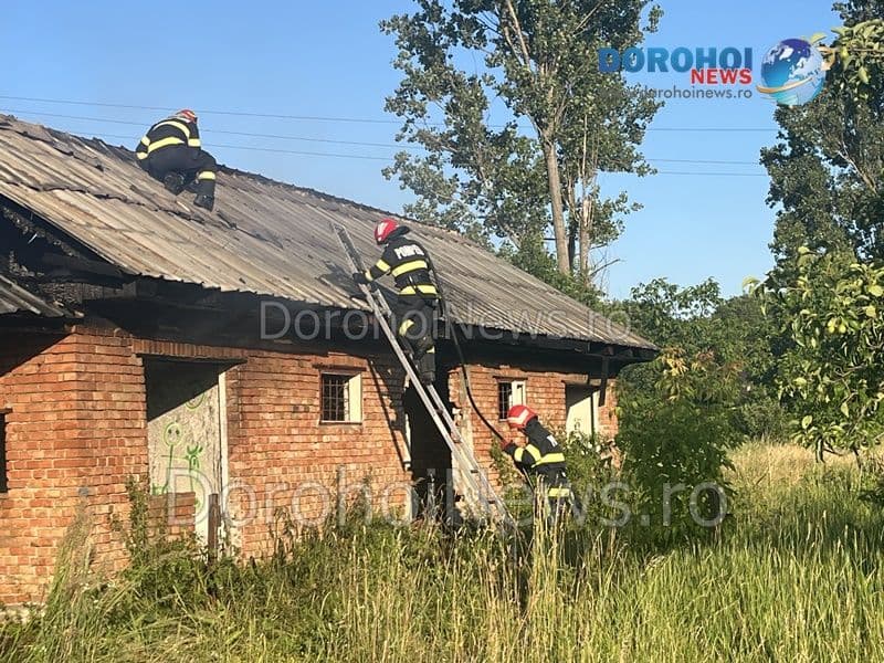 Incendiu izbucnit la o clădire dezafectată din Dorohoi. Pompierii au intervenit pentru stingere – FOTO