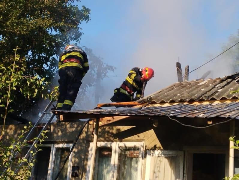 Bucătăria și acoperișul unei case din Cristinești cuprinse de un incendiu - FOTO
