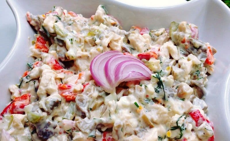 Salată de pui cu maioneză și ciuperci