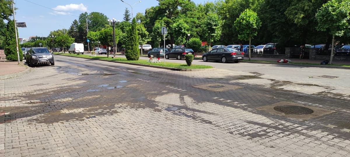 Primim la redacție – Pericol la adresa sănătății: Izvor de fecale pe Bulevardul Victoriei din Dorohoi! - FOTO