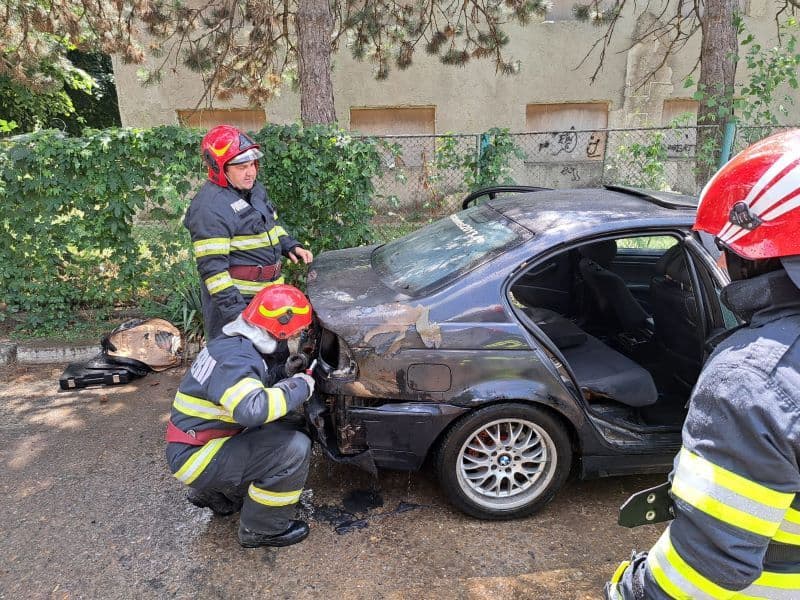 Autoturism cuprins de flăcări, pe o stradă din Trușești