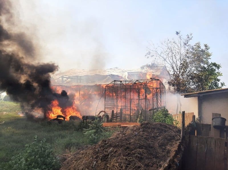 Incendiu puternic într-o gospodărie din comuna Suharău. 80 de tone de furaje s-au făcut scrum - FOTO