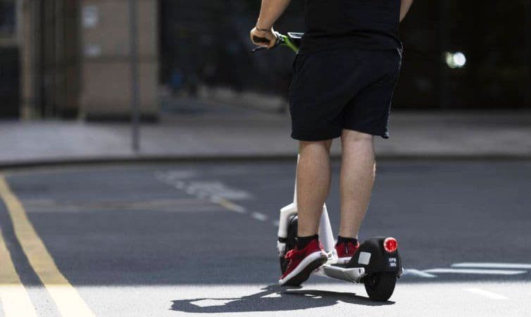 Posesorii de trotinete și bicicliștii vor fi nevoiți să plătească RCA