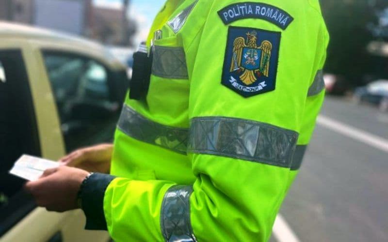 L-a dat de gol comportamentul suspect. Depistat la volan, fără a deține permis de conducere