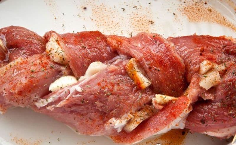 Spată de porc cu bacon împletit