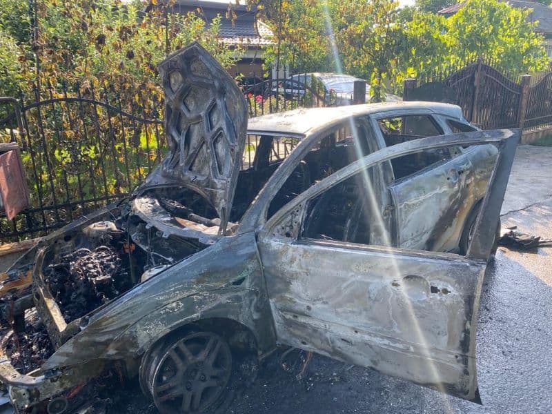 Autoturism parcat pe o stradă din Bucecea, cuprins de flăcări