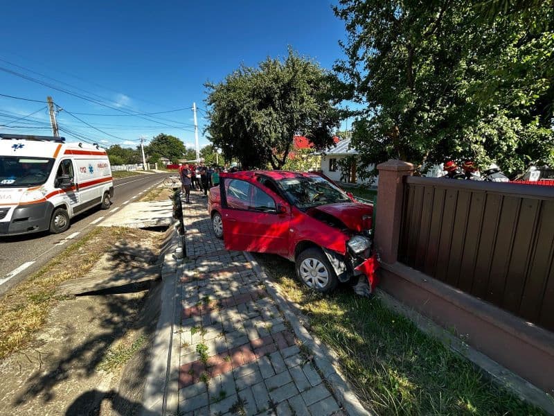 Accident! Trei persoane au fost rănite după ce mașina în care se aflau s-a izbit într-un gard - FOTO