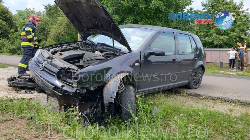 Accident la Dumeni! Patru victime au ajuns la spital după ce o mașină s-a izbit într-un cap de pod - FOTO