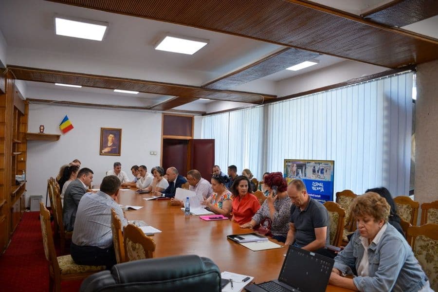 Ședință la Prefectură cu membrii comisiilor de verificare a centrelor rezidențiale destinate persoanelor vârstnice - FOTO