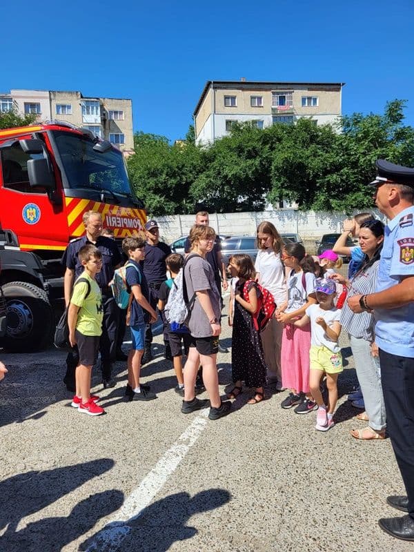 Copiii de la Școala de vară „JURJAC” 2023 în vizită la Detașamentul de Pompieri Dorohoi – FOTO