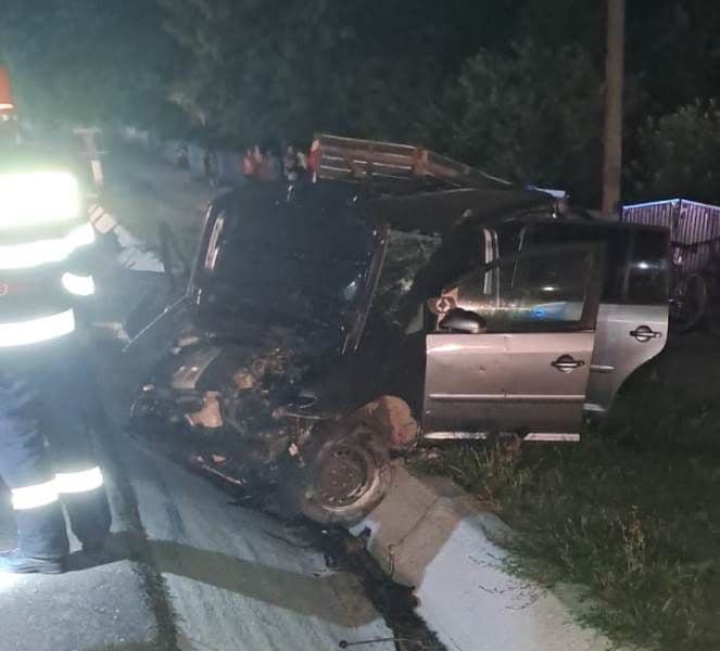 Trei persoane au ajuns la spital după ce autoturismul în care se aflau s-a izbit violent de un cap de pod - FOTO