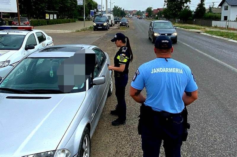 Sancțiuni de peste 90.000 de lei aplicate de polițiști și 16 permise de conducere reținute, dintre care 2 pentru consum de băuturi alcoolice 