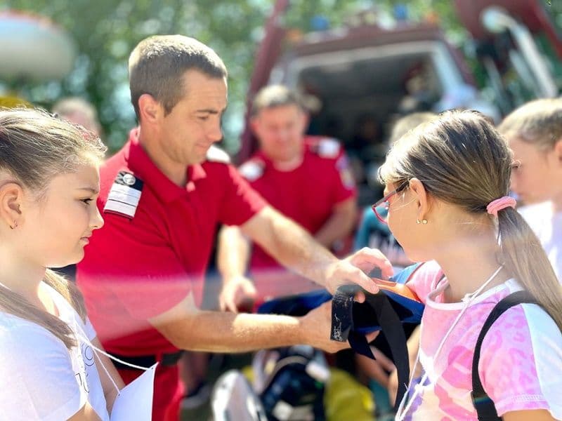 Peste 100 de elevi din Dorohoi învățați de pompieri să salveze vieți - FOTO