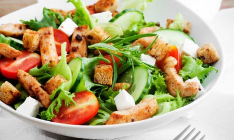 Salată de pui cu avocado