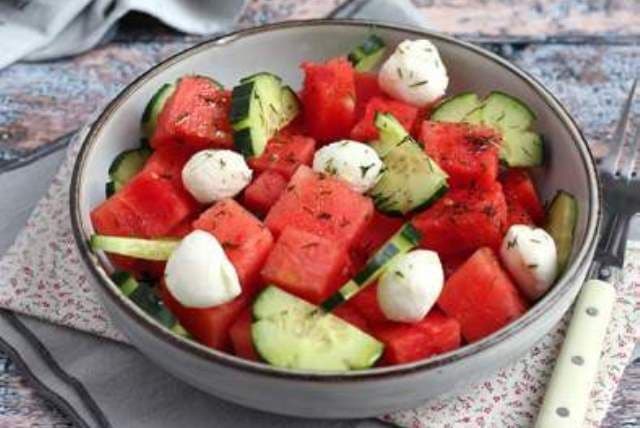 Salată de pepene verde, feta, avocado și castraveți
