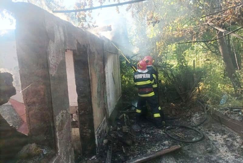 Acoperișul unei case a luat foc în această dimineață - FOTO