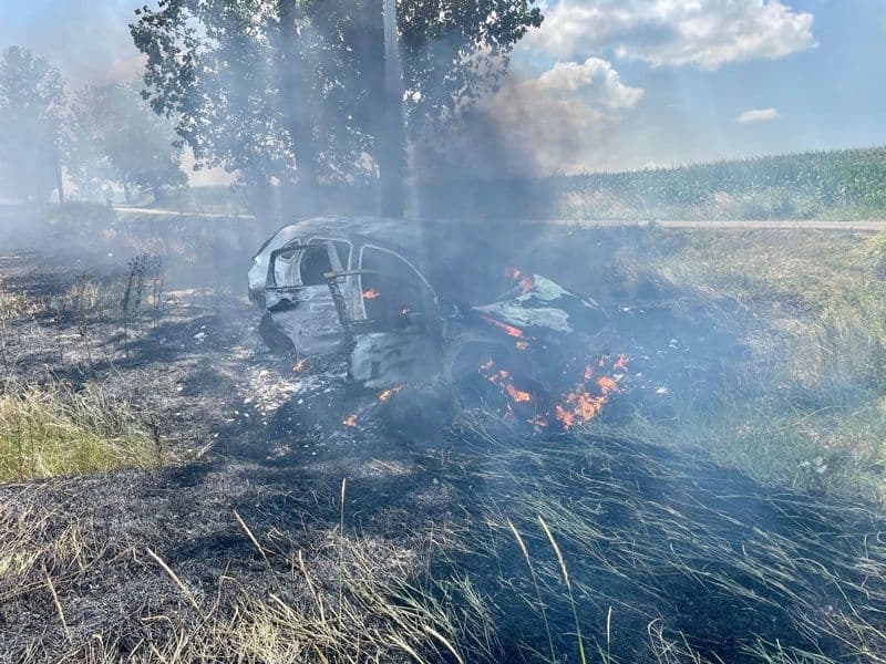Un autoturism parcat lângă un lan de grâu a luat foc. Focul s-a extins și la cultura de cereale - FOTO