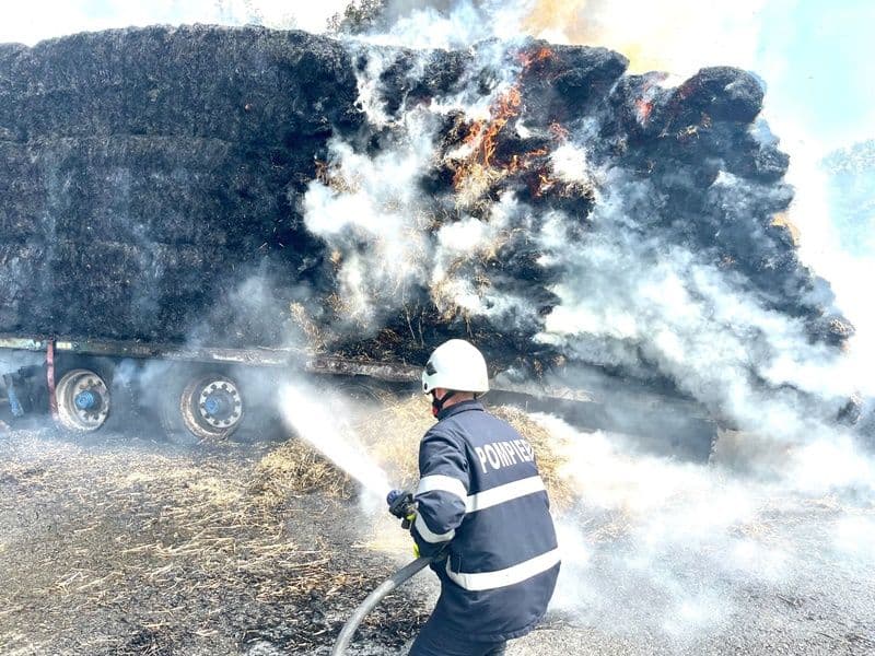Camion încărcat cu baloți de paie cuprins de un incendiu. Pompierii au intervenit de urgență - FOTO