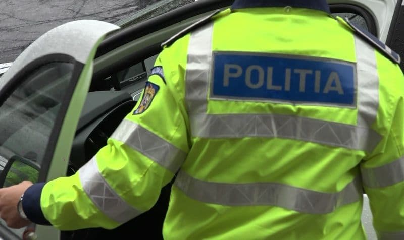 Prins de polițiști în timp ce se plimba cu o mașină neînmatriculată și fără permis