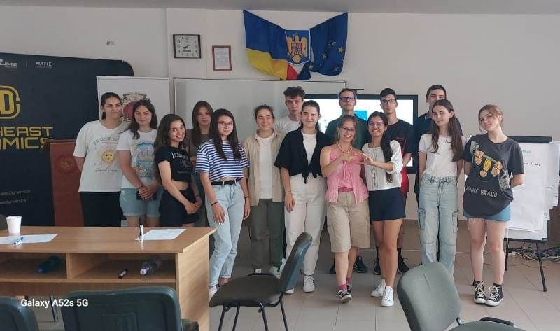 Workshop cu tema „Instituțiile și politicile europene” pentru elevii Liceului „Regina Maria” Dorohoi - FOTO