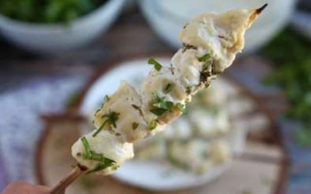 Frigărui de pui marinate în sos de iaurt și lămâie