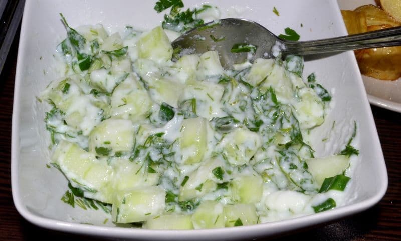 Salată de castraveți cu sos de iaurt