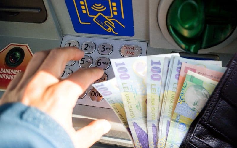 Anunț pentru cei care retrag bani de la ATM! Ce se întâmplă cu bancomatele