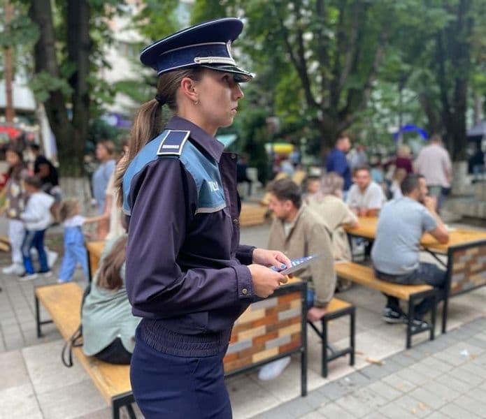 Polițiștii botoșăneni au fost prezenți în rândul cetățenilor în cadrul unei activități de informare - FOTO