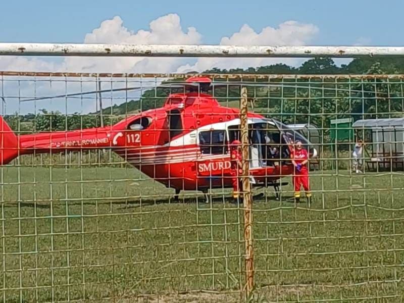 Bărbat preluat de elicopterul SMURD după ce a căzut de pe o căpiță cu fân – FOTO