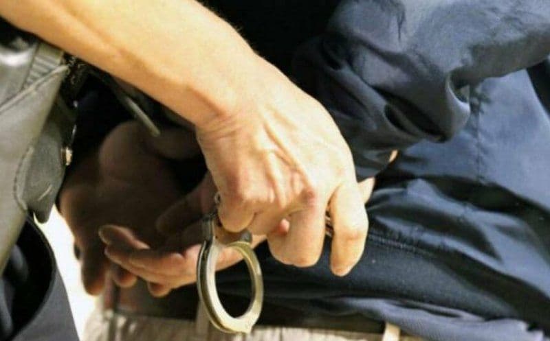 Tânăr de 19 ani arestat preventiv după ce a lovit și tâlhărit un prieten