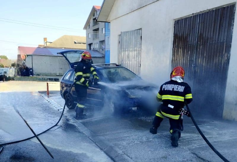Mașină cuprinsă de flăcări la scurt timp după ce a fost parcat pe o stradă din Darabani