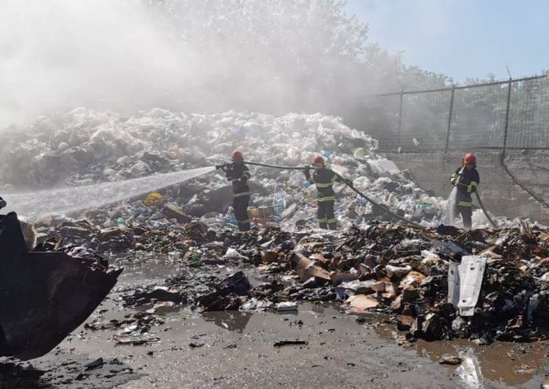 Incendiu la stația de sortare și transfer deșeuri din Dorohoi. Au ars peste 27 de tone de gunoi și deșeuri plastice - FOTO