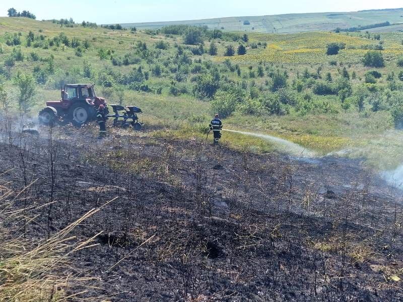 Zece tone de paie depozitate pe un câmp din județ, au ars într-un incendiu - FOTO
