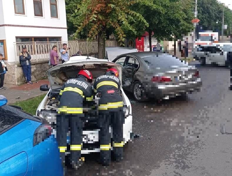 Accident pe o stradă din Botoșani! Trei autoturisme au fost avariate - FOTO