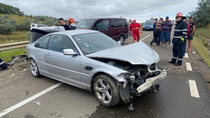 Accident pe drumul Botoșani – Săveni: Două persoane au ajuns la spital în urma ciocnirii a două mașini - FOTO