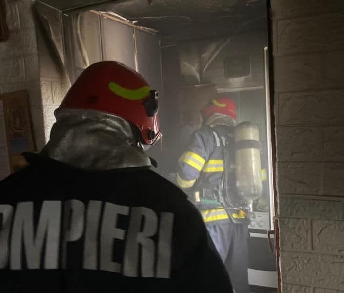 Incendiu izbucnit într-o garsonieră din Botoșani din cauza unei lumânări lăsate aprinse - FOTO
