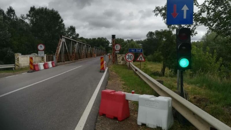 Bateria semaforului de la podul peste râul Siret a fost pusă sub lacăt pentru a nu mai fi furată