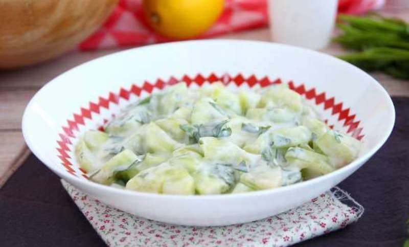 Salată de castraveți cu sos de iaurt