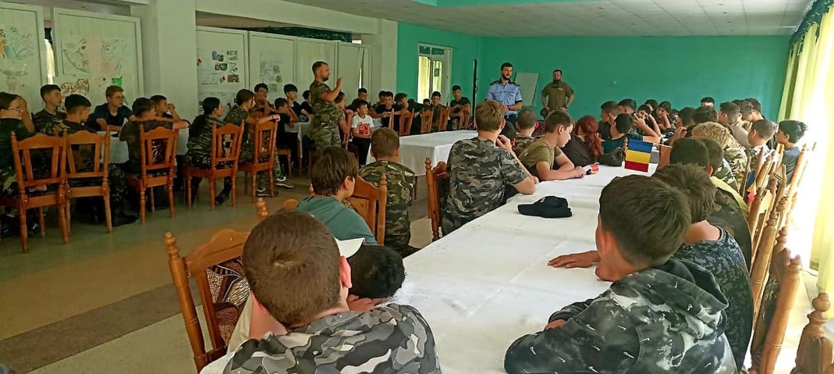 Micii „militari” au fost instruiți de polițiștii botoșăneni