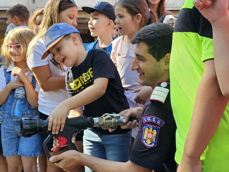 Copiii de la Școala de vară „JURJAC” 2023 în vizită la pompierii de la Detașamentul Dorohoi - FOTO