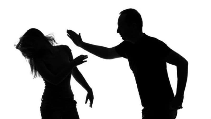 Bărbat din Hudești ajuns după gratii după ce și-a agresat membrii familiei și a distrus caroseria unui autoturism