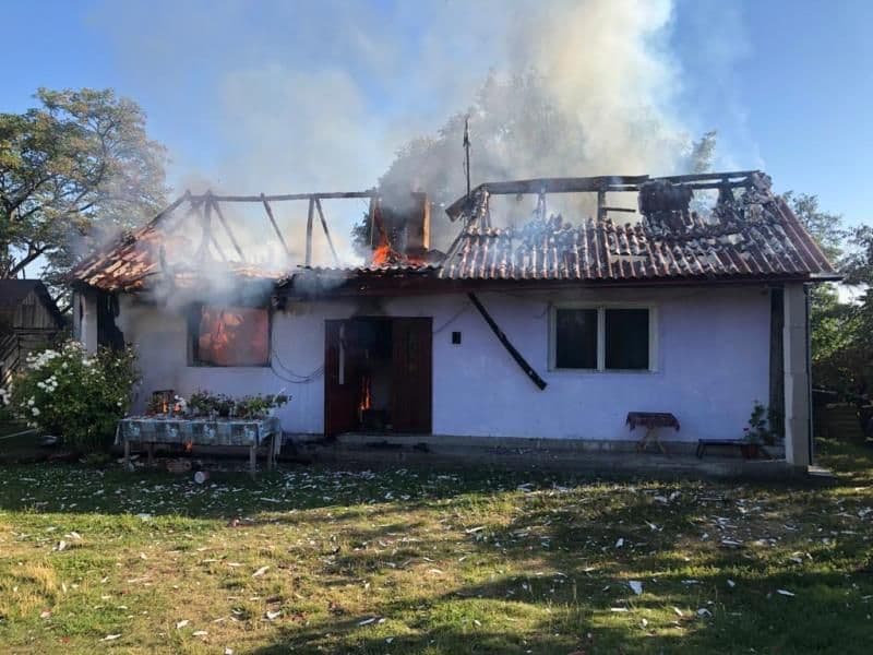 Incendiu la Ibănești. O casă a luat foc cu proprietara înăuntru - FOTO