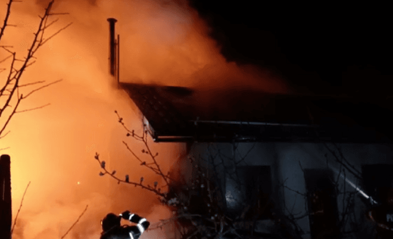 Incendiu, azi noapte, la o anexă gospodărească din Dumbrăvița