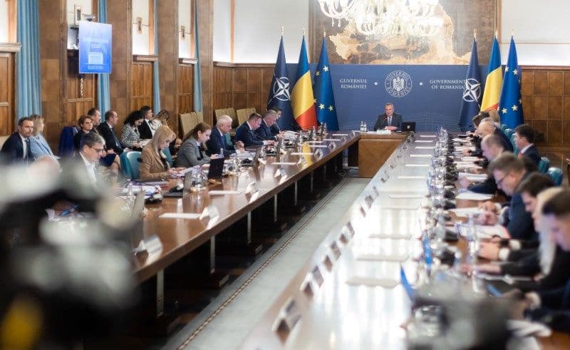 Începând cu 1 octombrie, numărul consilierilor din cabinetele demnitarilor se va reduce la jumătate