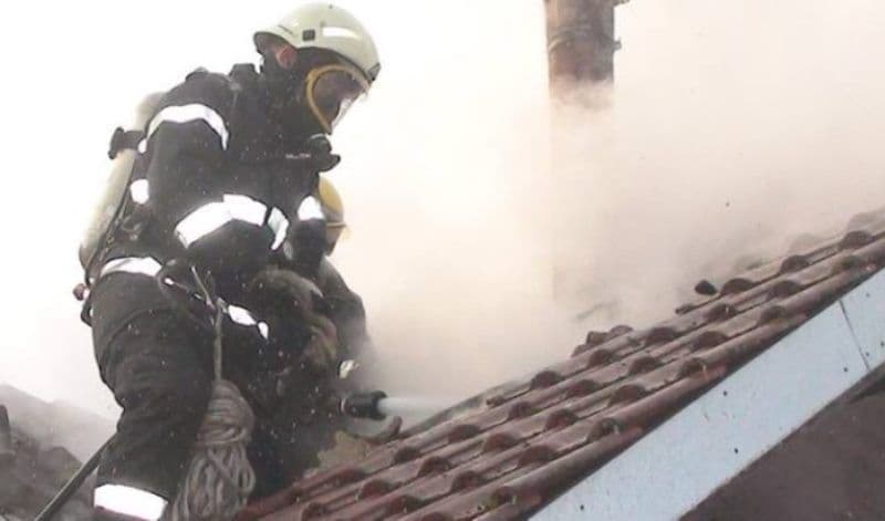 Casa unei familii din Baisa a fost în pericol din cauza unui incendiu izbucnit în jurul coșului de fum