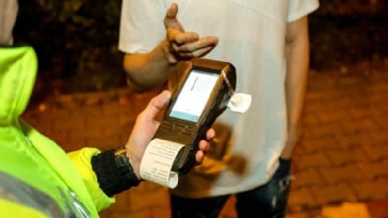 Șofer găsit pozitiv la DrugTest și droguri găsite asupra unei tinere de 20 de ani